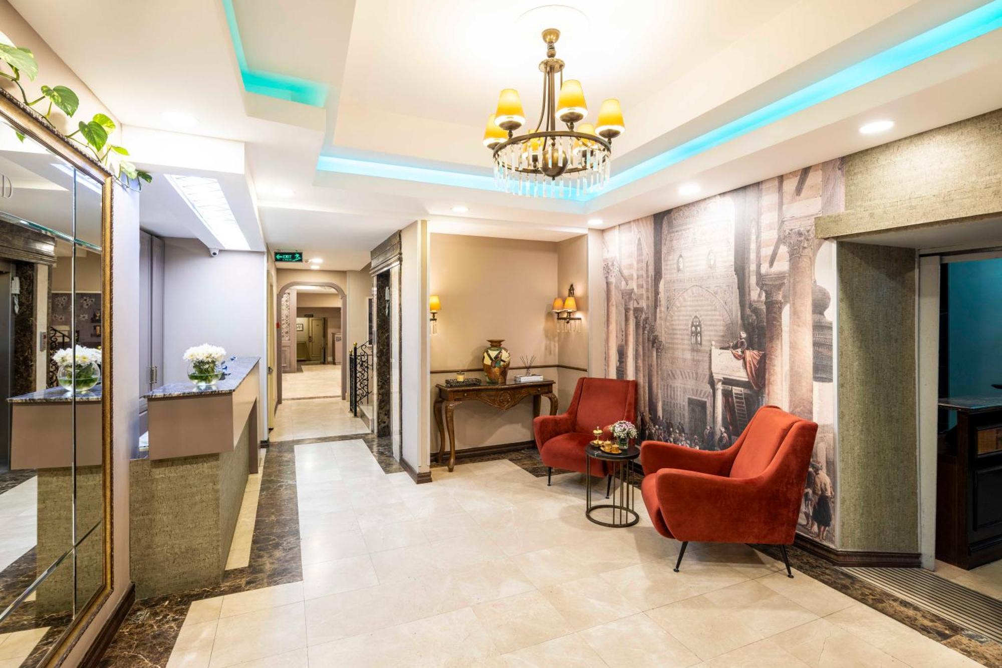 Готель Raymond Old 4*